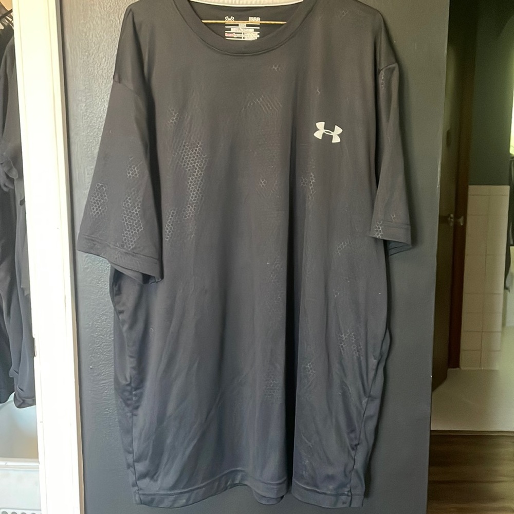 Under armour heat gear Mens size large.